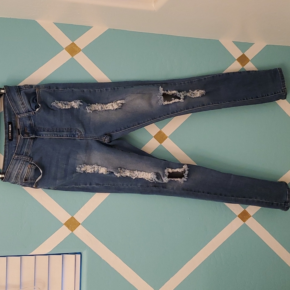 FashionNova ripped medium denim jeans size 7/8